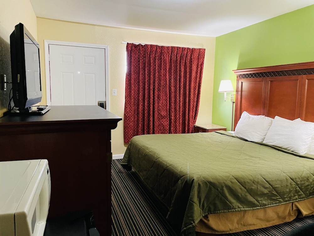 Standard Room, 1 King Bed (Non Smoking) photo 3