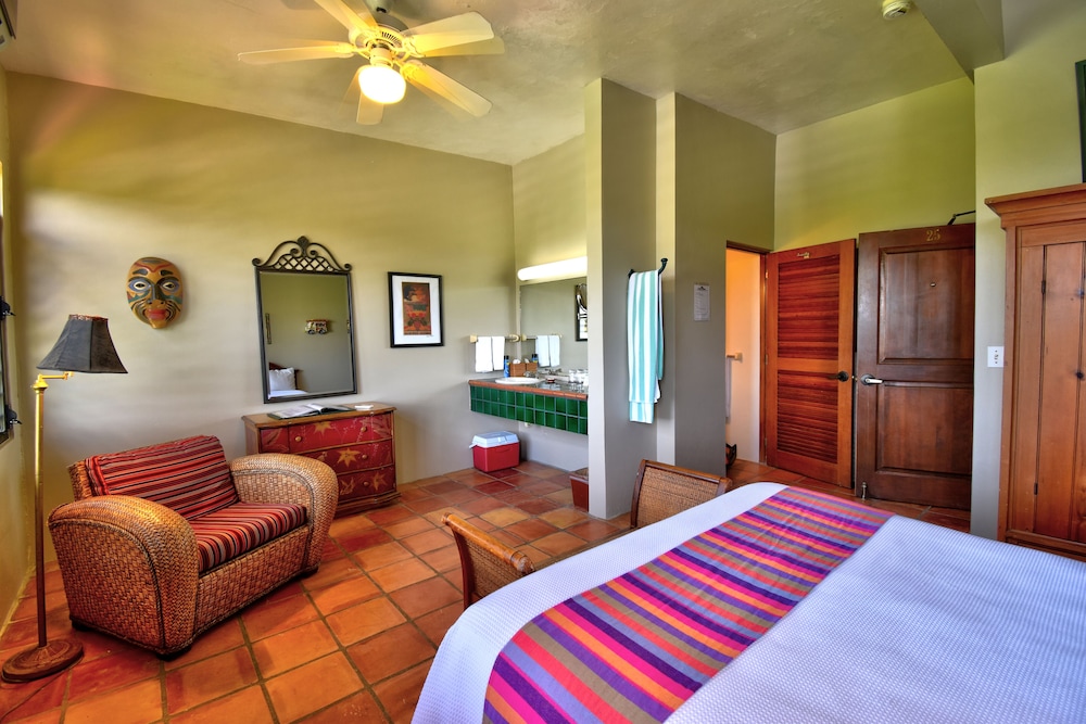 Standard Room, 1 Queen Bed, Private Bathroom (High Standard Rooms - Queen) photo 3