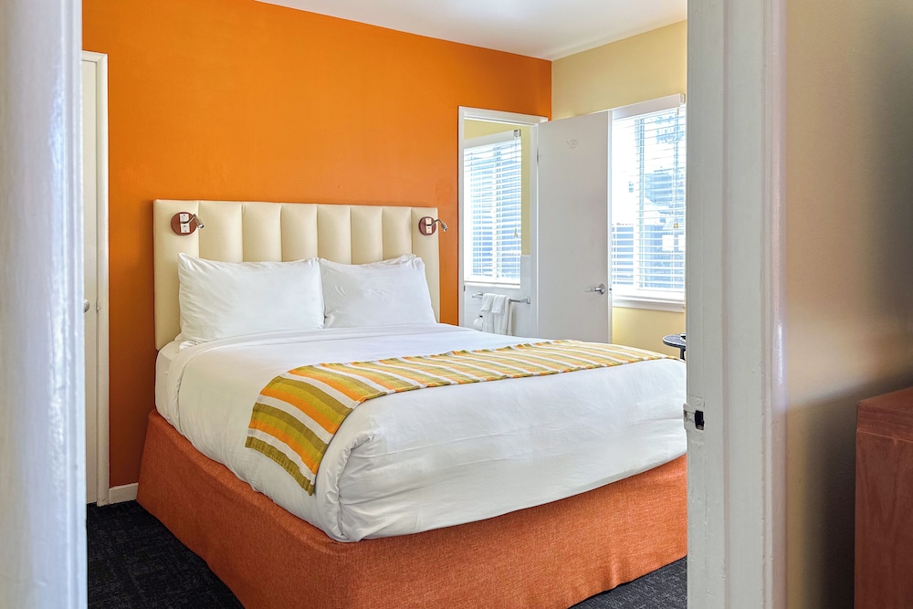 Room, 1 Queen Bed, Poolside - Photo 2