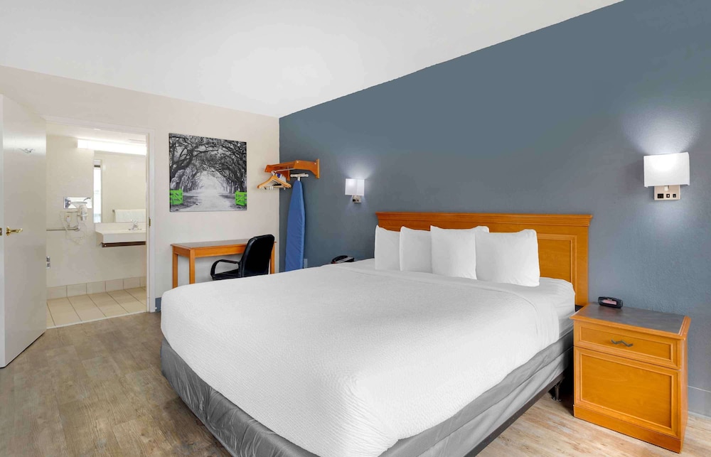 Studio, 1 King Bed, Accessible, Non Smoking - Photo 1