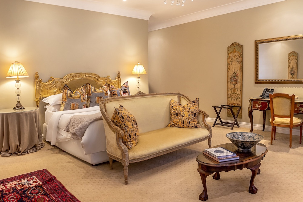 Standard Suite, 1 King Bed thumbnail 5