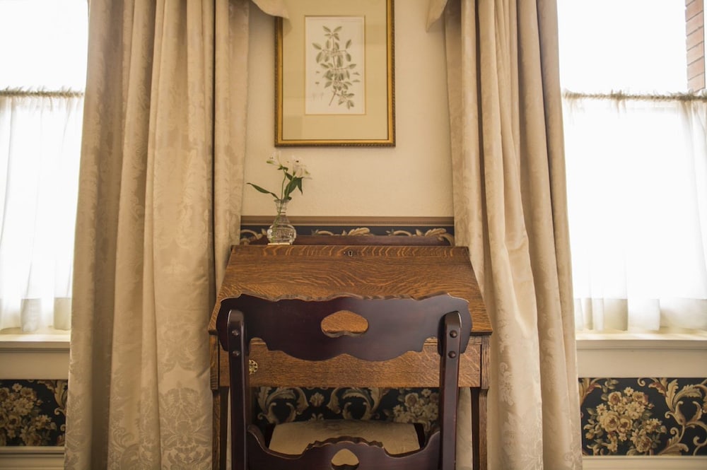 Signature Room, 1 Queen Bed - Photo 7