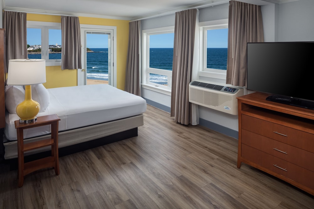 Ashworth Ocean Front, 1 King Bed, Balcony - Photo 1