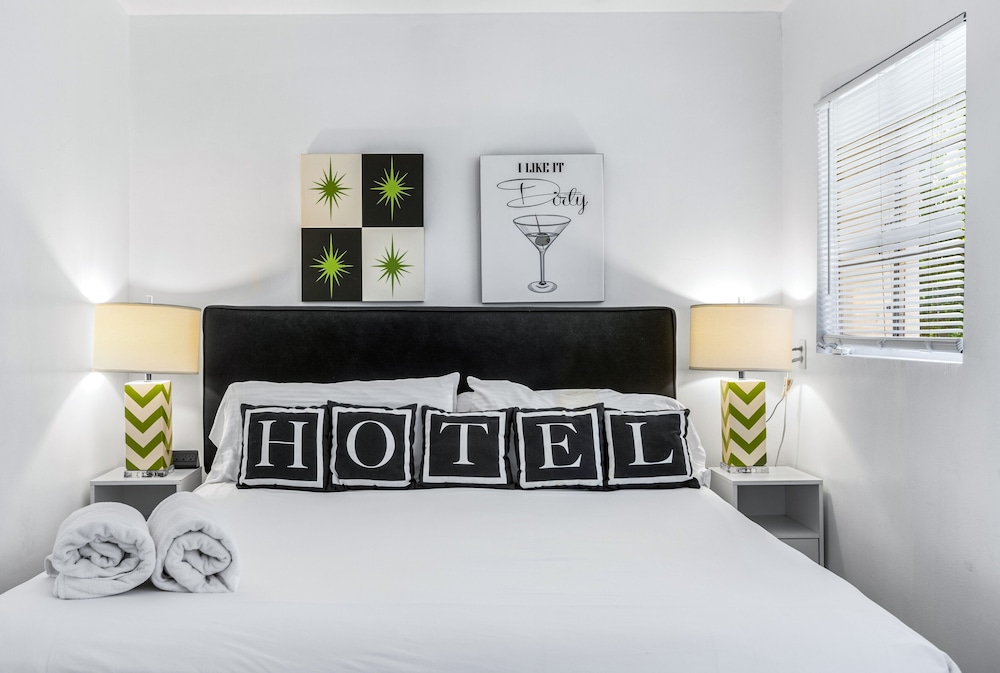 Standard Suite, 1 King Bed photo 3