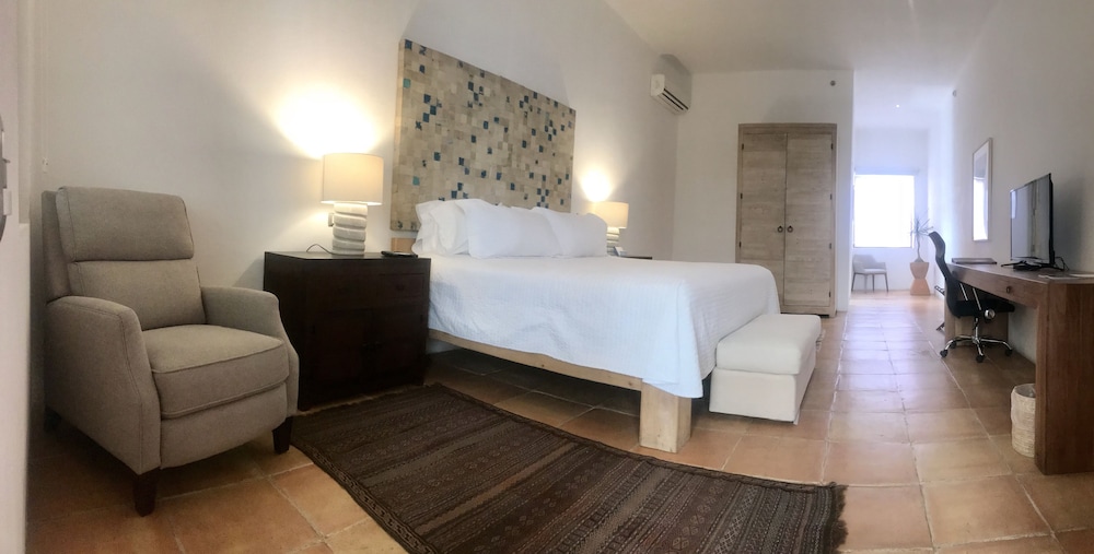 Standard Room, 1 King Bed - Photo 4
