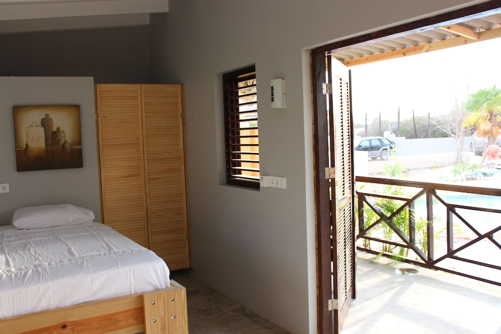 Deluxe Studio, 1 King Bed photo 2
