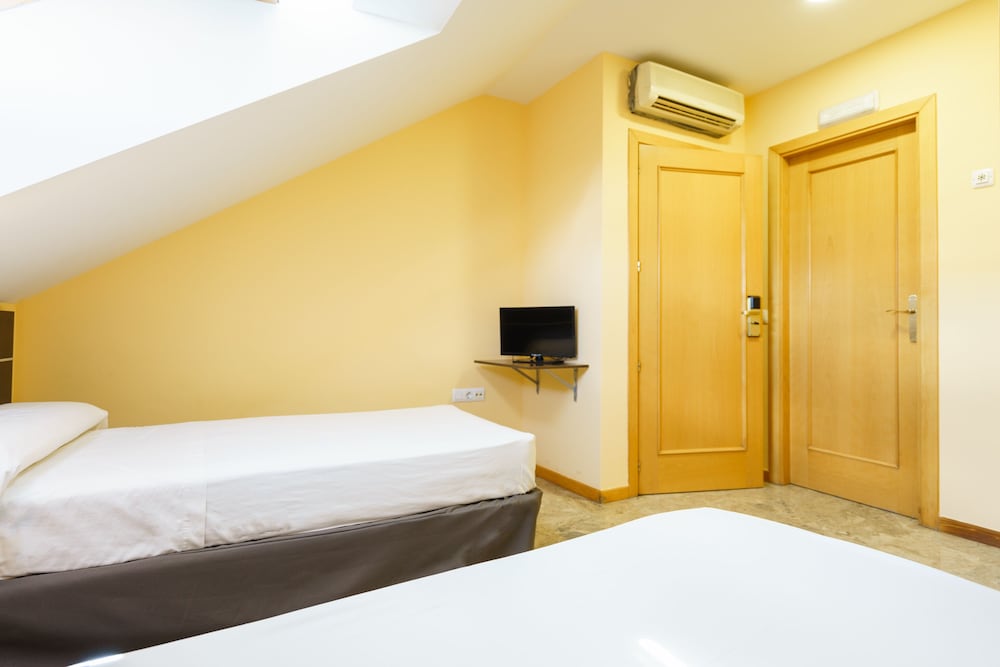 Twin room with extra bed photo 3