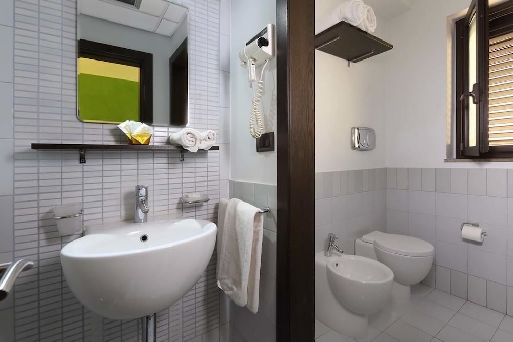 Double Room, Balcony, Sea View - Photo 8
