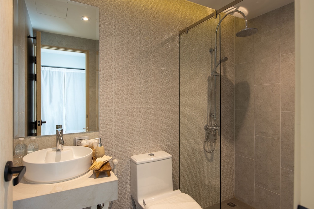 EXECUTIVE SUITE - Photo 8