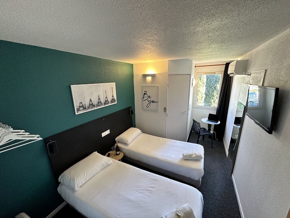 Standard Twin Room - Photo 2