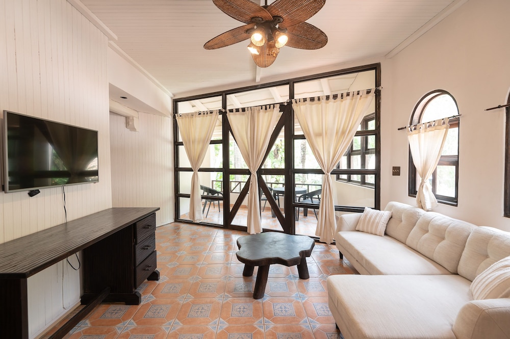 Luxury Studio Suite, 1 King Bed with Sofa bed, Non Smoking, Ocean View photo 3