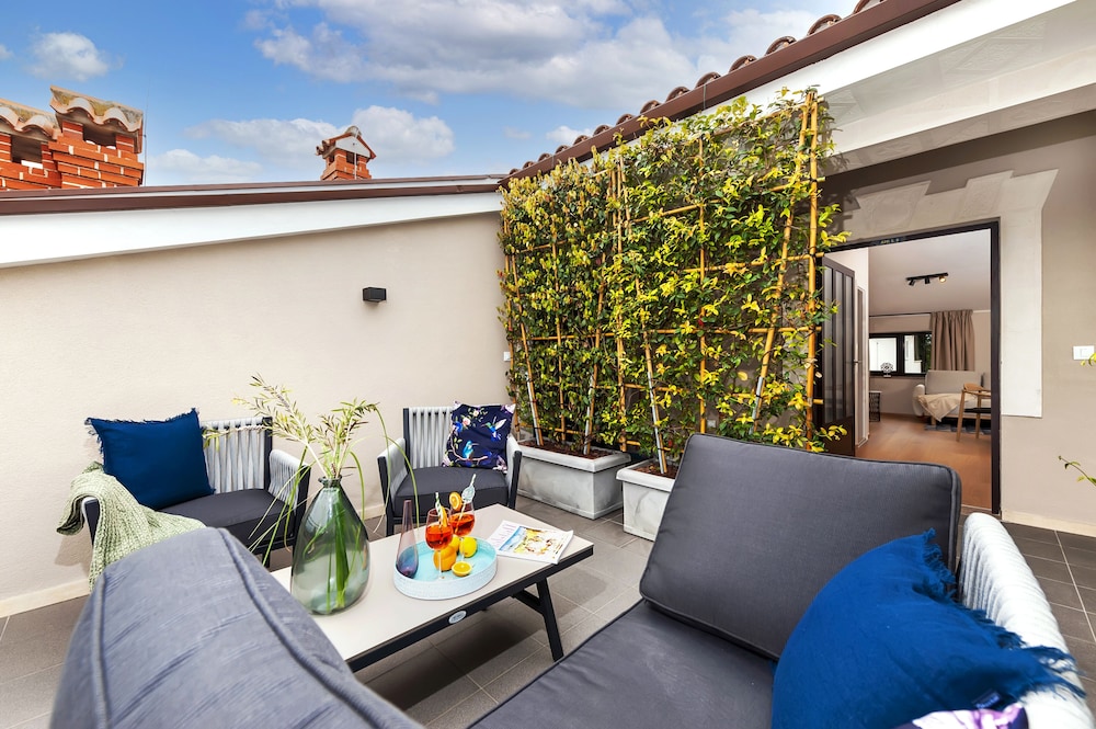 Deluxe Apartment, 1 Bedroom, Terrace - Photo 10