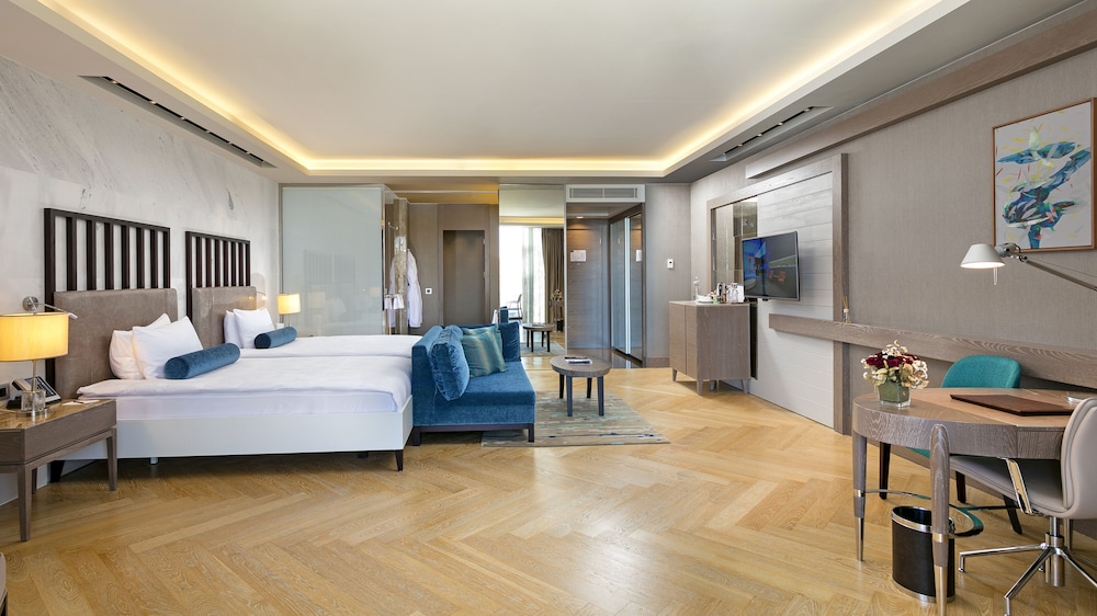 Executive Family Suite, Partial Sea View