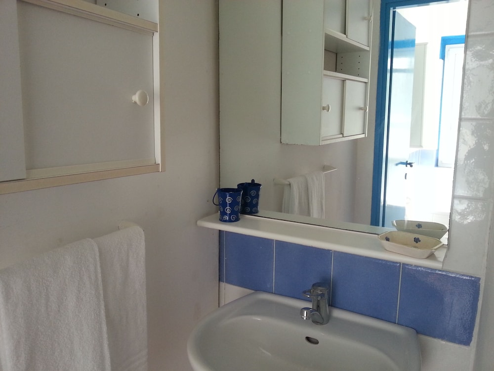 Standard Double Room, 1 Double Bed, Refrigerator & Microwave photo 3