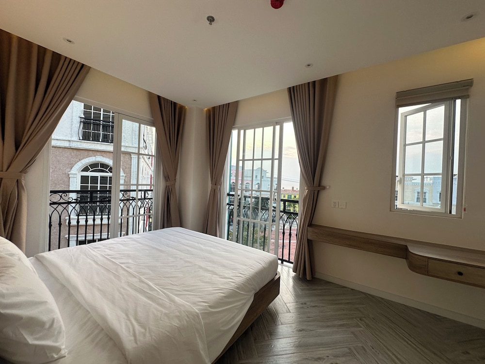 Deluxe Suite, Partial Sea View