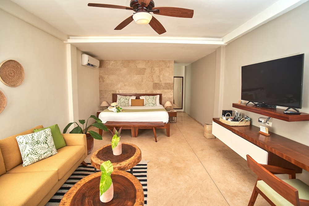 Junior Room, Pool View