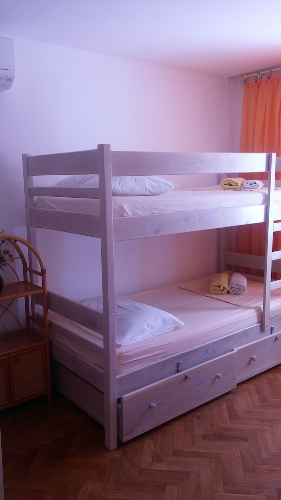 6 Bed Dormitory under 40 years photo 3