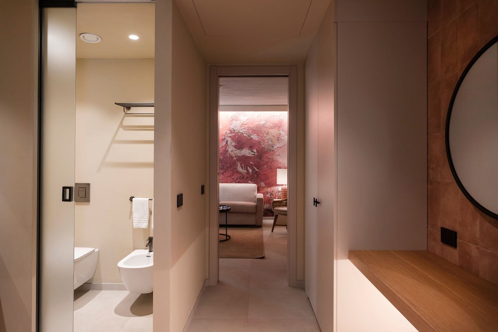 Suite, 1 Bedroom - Photo 13