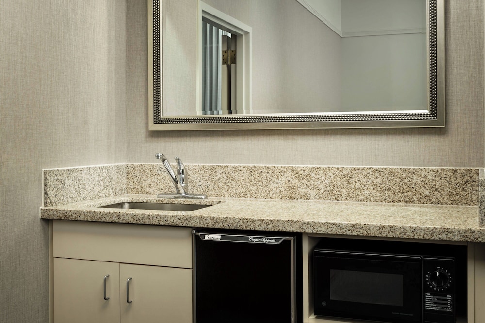 Suite, 1 King Bed (Mobility/Hearing Accessible, Tub) - Photo 2