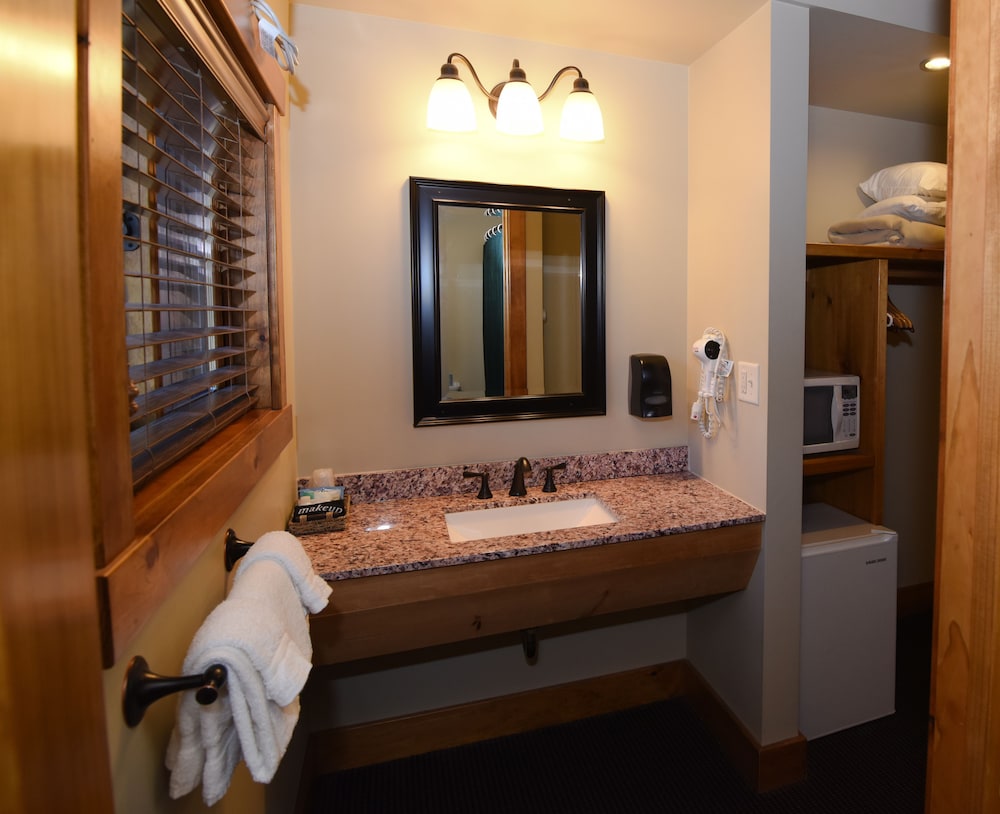 Deluxe Room, 1 King Bed, Mountain View (Not Pet Friendly) photo 3