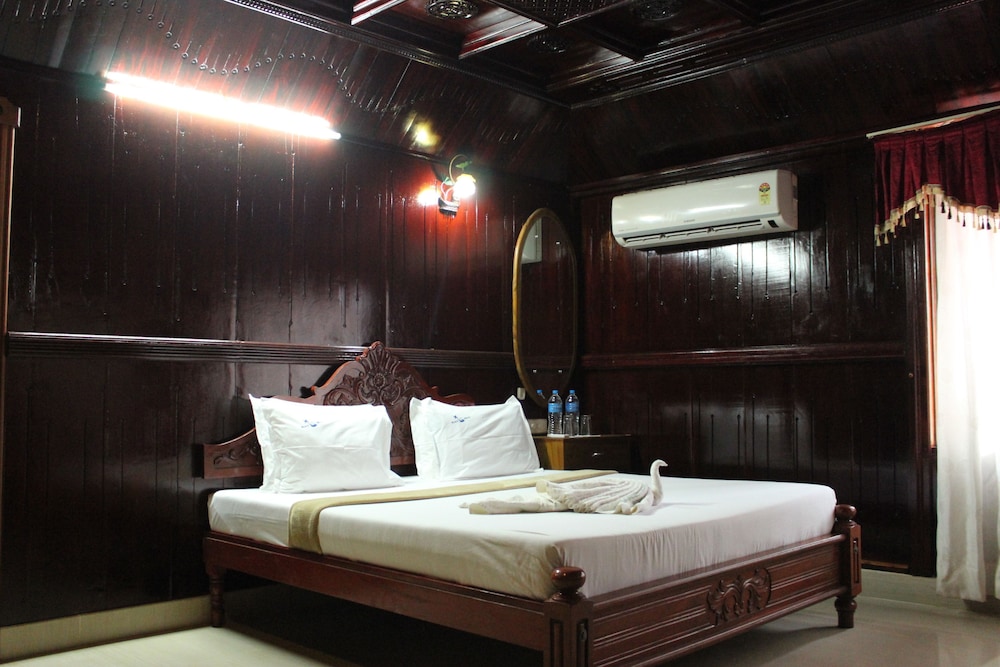Classic Cottage, 1 Queen Bed, Courtyard Area photo 3