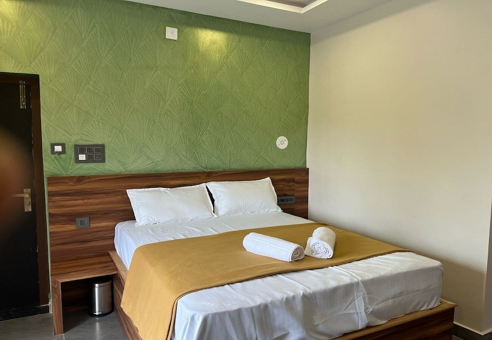 Superior Room, Lake View