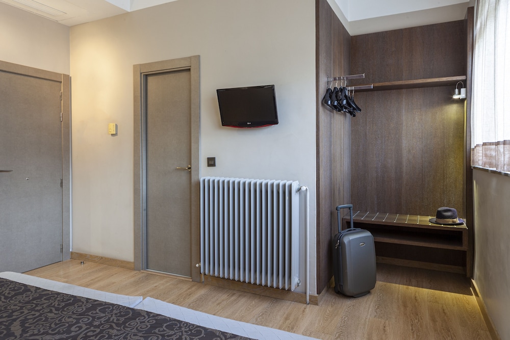 Twin Room - Photo 16