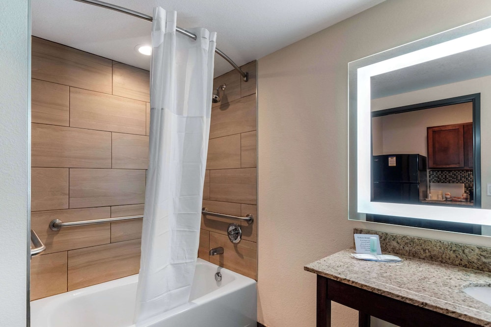 Suite, Multiple Beds, Accessible, Non Smoking photo 2
