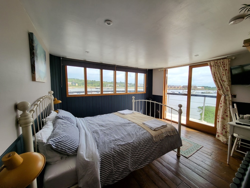 Superior Double Room, Ensuite, Marina View photo 1