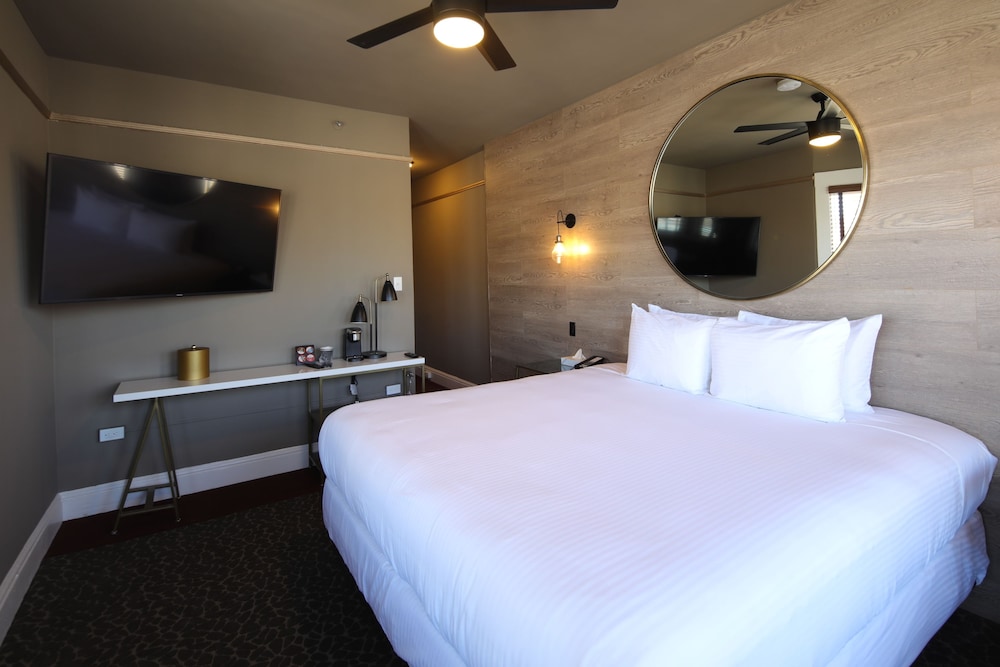 Standard Room, 1 King Bed, Non Smoking - Photo 3