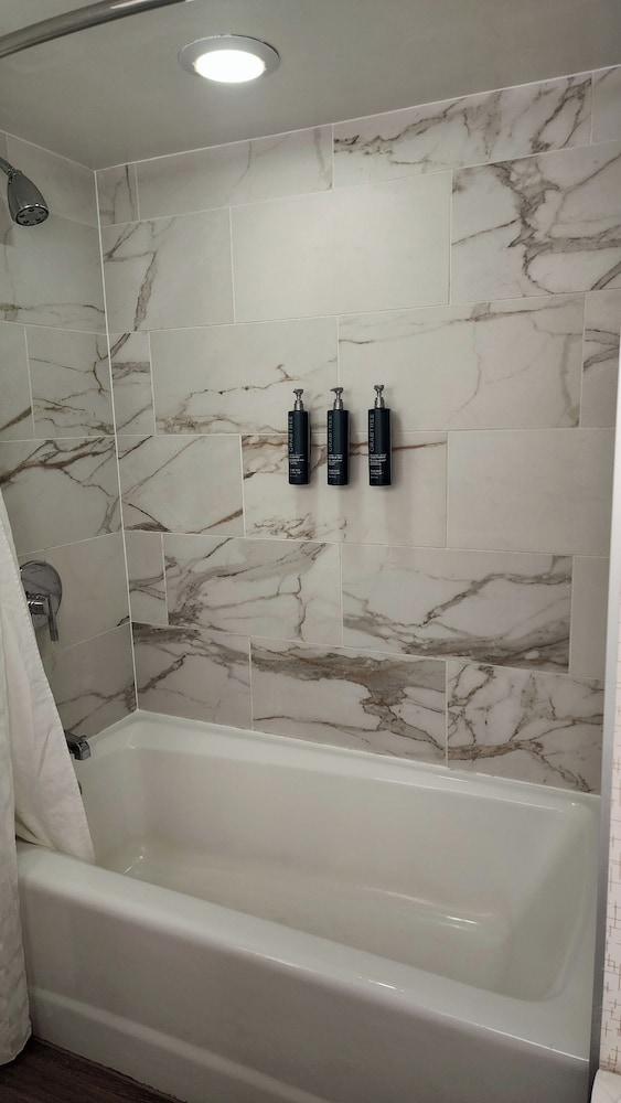 One Queen Bed, Alcove Suite - Photo 2