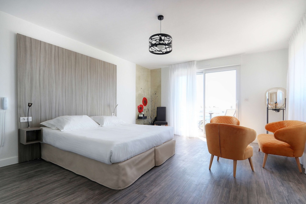 Deluxe Room, 1 Queen Bed, Non Smoking, Balcony - Photo 8