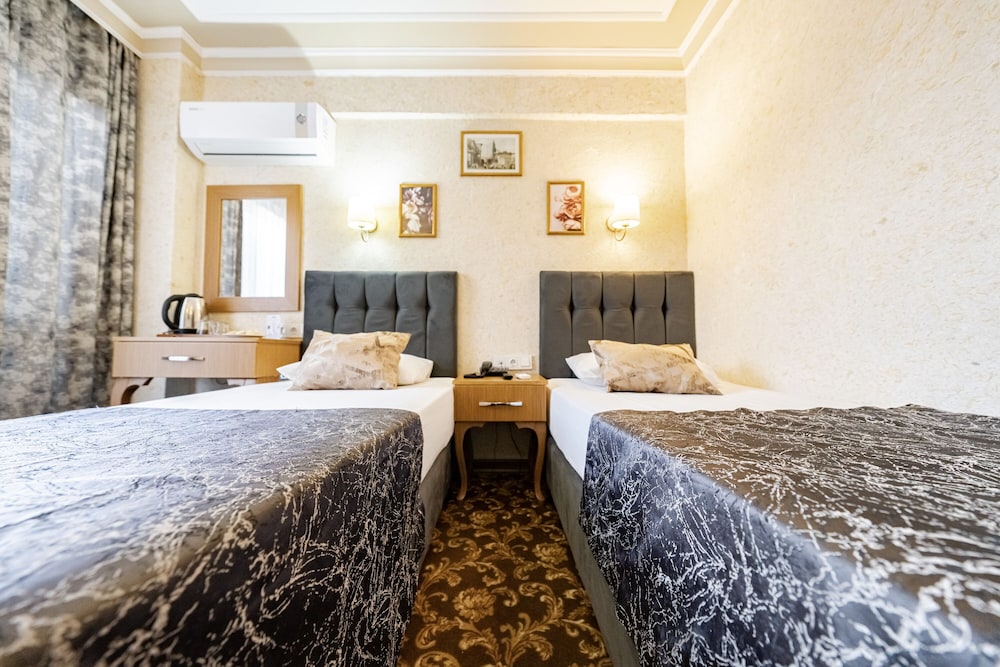 Standard Room with City View and French Balcony (Twin Bed) - Photo 18
