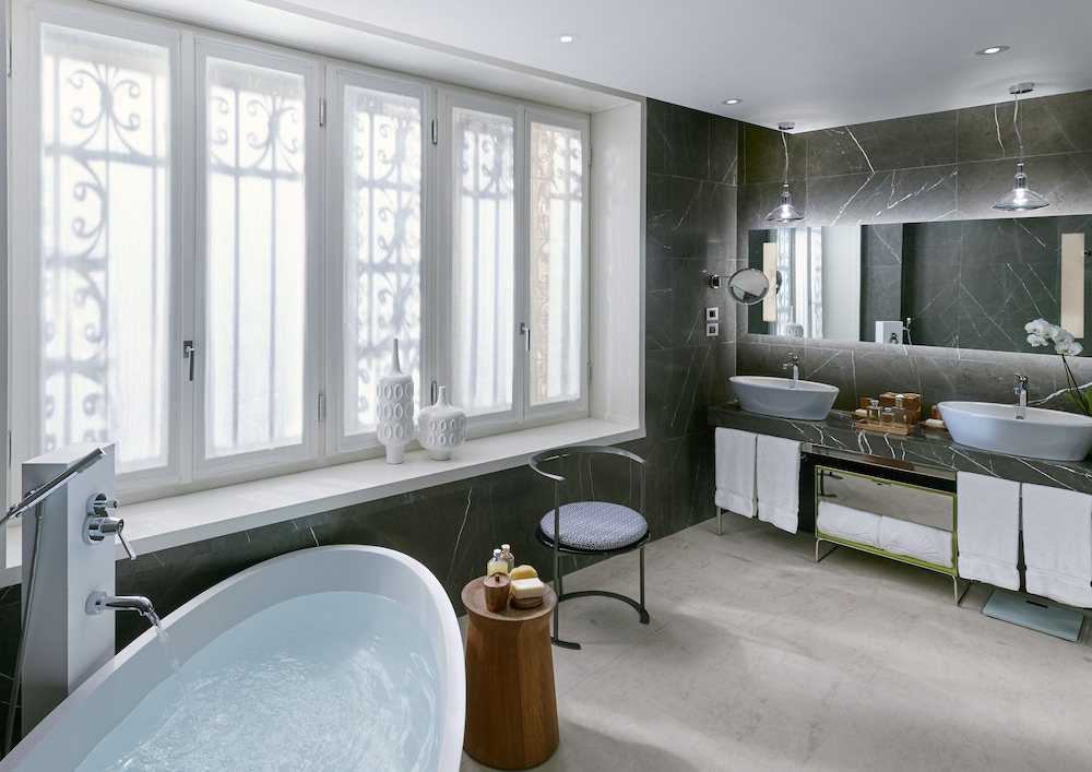 Design Suite, 1 King Bed (Designer Suite) thumbnail 5