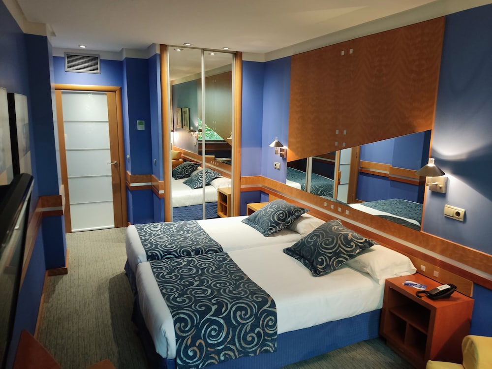 Standard Twin Room - Photo 1