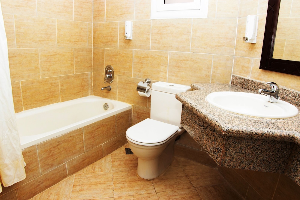 Standard Double or Twin Room, 1 King Bed photo 3