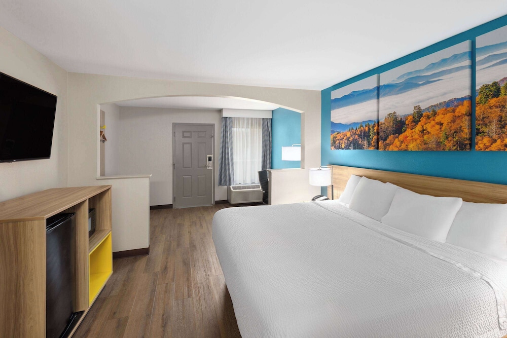 Room, 1 King Bed, Accessible, Non Smoking - Photo 3