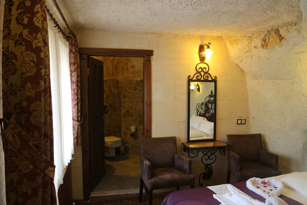 Honeymoon Room - Photo 12