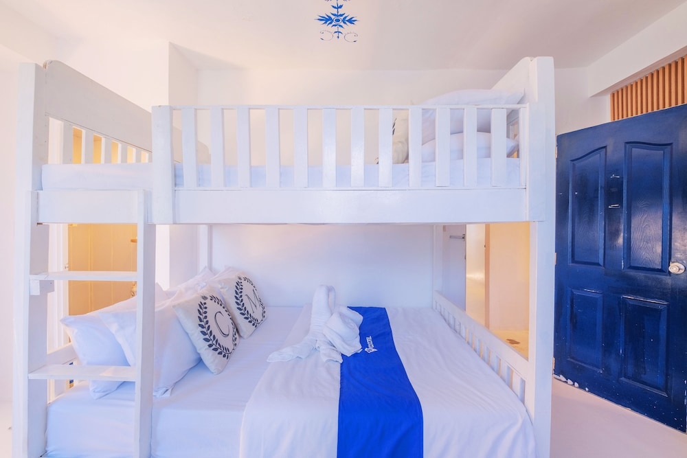Premier Quadruple Room - Photo 24