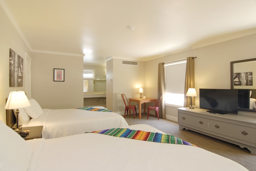 Premium Room, 2 Queen Beds, Non Smoking, Refrigerator photo 3