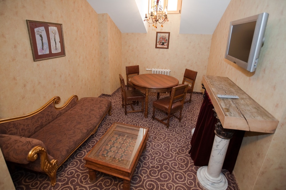 Luxury Suite, 1 King Bed - Photo 2