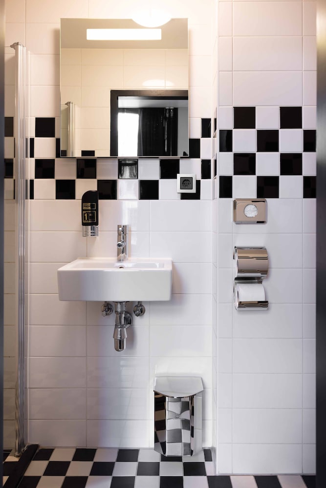 Standard Triple Room, 3 Twin Beds, Private Bathroom photo 3