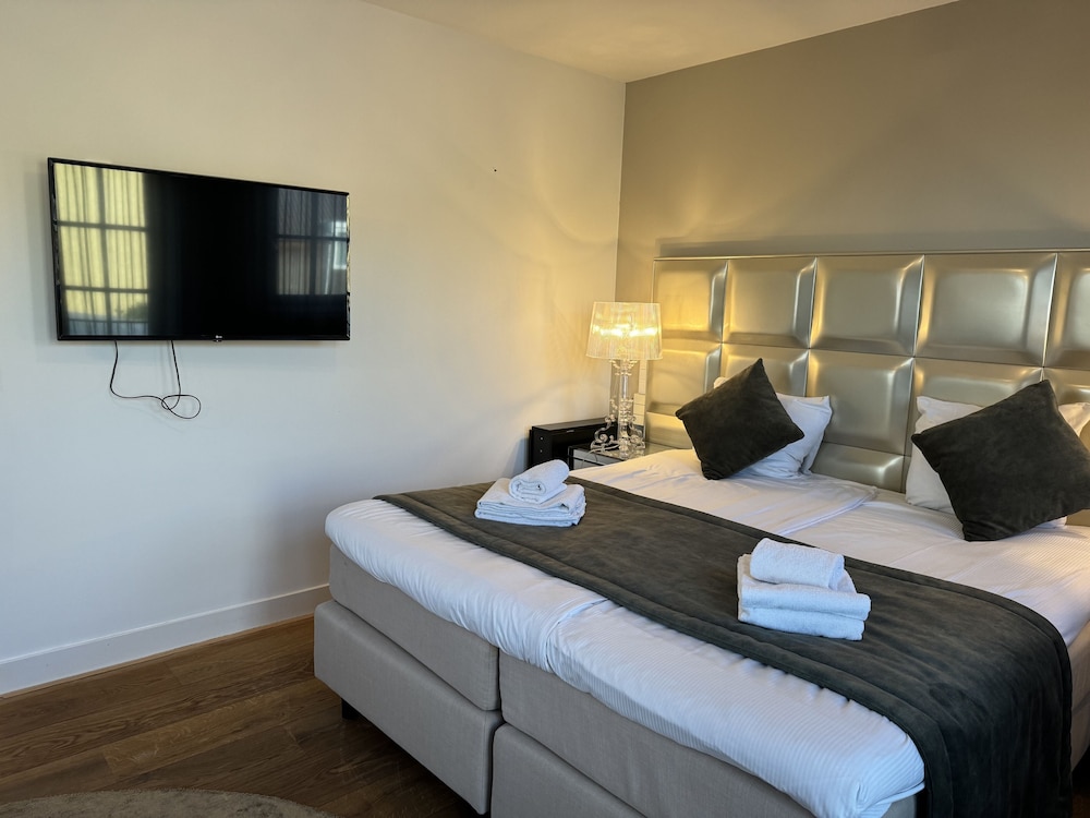 Luxury Studio, Balcony, Lake View photo 2
