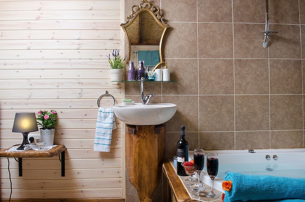 Romantic Cabin, 1 King Bed, Hot Tub, Ground Floor photo 3