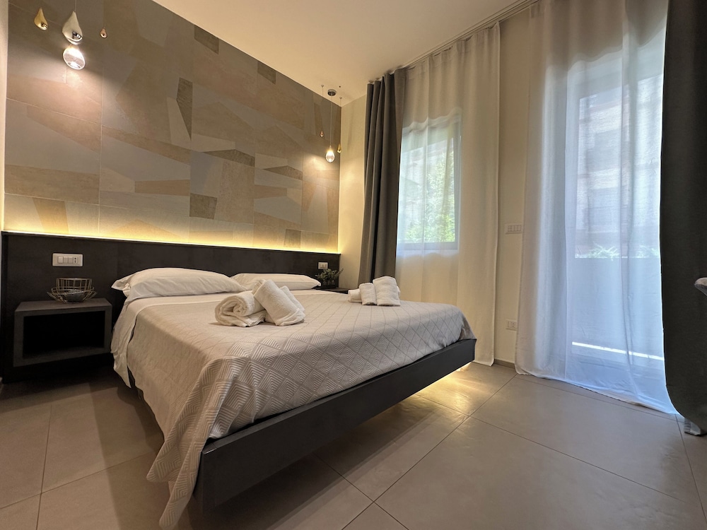 Deluxe Room, 1 Queen Bed, Private Bathroom photo 1