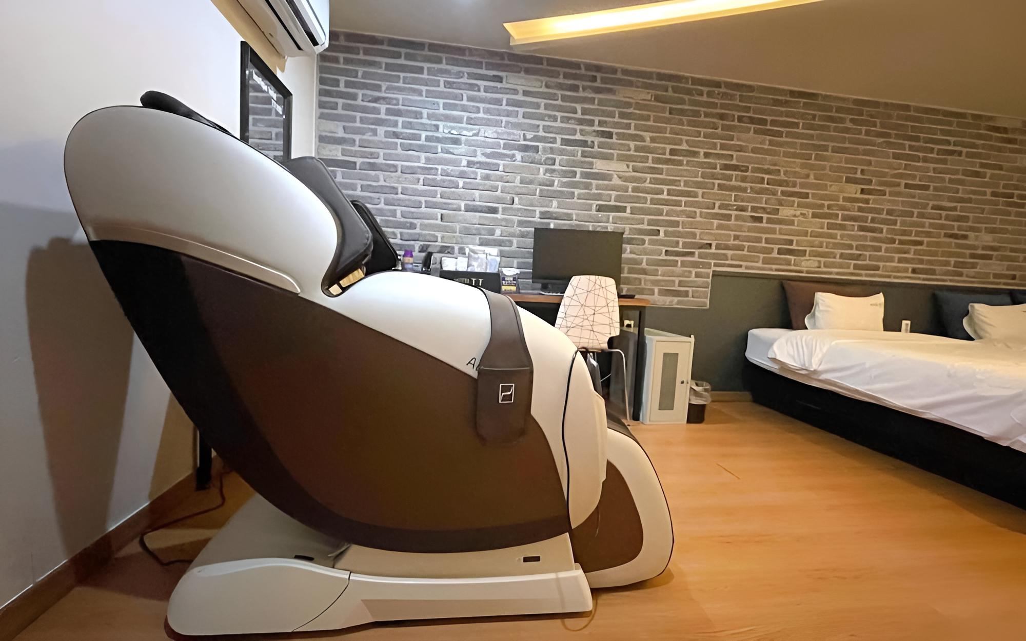 Room (VIP Room-Body Friend Massage Chair (N) - Photo 19