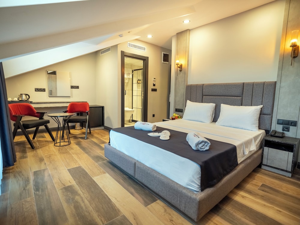 Deluxe Room, 1 Queen Bed, City View photo 2