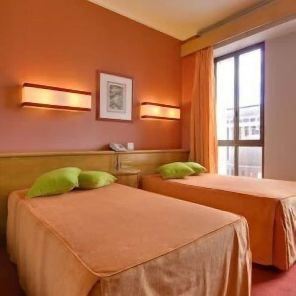 Standard Twin Room - Photo 5