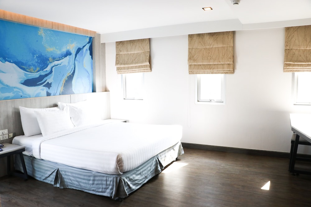 Premier Suite with City Views photo 2