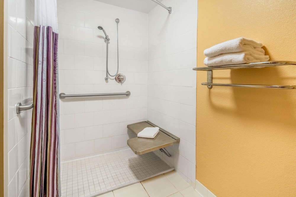 Deluxe Suite, 1 King Bed, Non Smoking - Photo 8